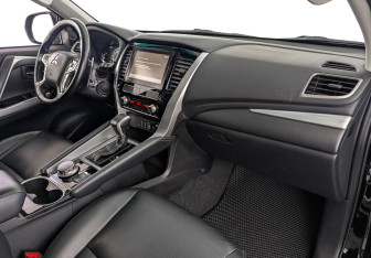 Подержанный автомобиль Mitsubishi Montero Sport 2023 года (11 фото)