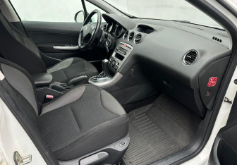 Подержанный автомобиль Peugeot 308 Hatchback 2011 года (13 фото)