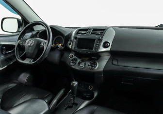 Подержанный автомобиль Toyota RAV4 2010 года (5 фото)