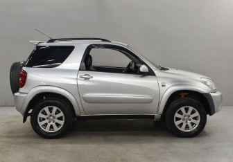 Подержанный автомобиль Toyota RAV4 2003 года (4 фото)