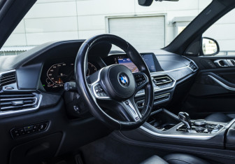 Подержанный автомобиль BMW X5 2019 года (11 фото)