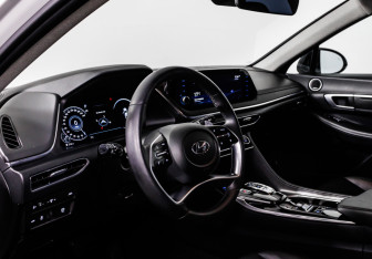 Подержанный автомобиль Hyundai Sonata 2022 года (12 фото)