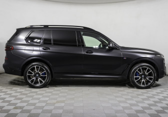 Подержанный автомобиль BMW X7 2023 года (4 фото)