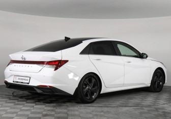 Подержанный автомобиль Hyundai Elantra Sedan 2021 года (5 фото)