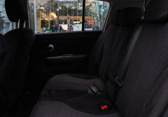 Подержанный автомобиль Nissan Tiida Hatchback 2012 года (8 фото)