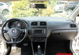 Подержанный автомобиль Volkswagen Polo Sedan 2018 года (10 фото)