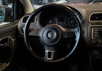 Подержанный автомобиль Volkswagen Polo Sedan 2013 года (11 фото)