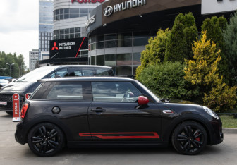 Подержанный автомобиль MINI Hatch 2015 года (3 фото)