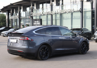 Подержанный автомобиль Tesla Model X 2018 года (5 фото)