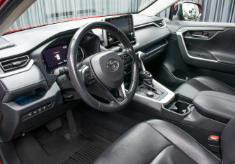 Подержанный автомобиль Toyota RAV4 2021 года (16 фото)