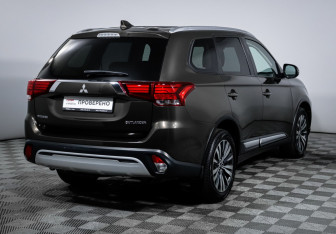 Подержанный автомобиль Mitsubishi Outlander 2019 года (5 фото)