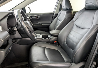 Подержанный автомобиль Toyota RAV4 2022 года (21 фото)