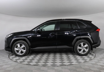 Подержанный автомобиль Toyota RAV4 2021 года (8 фото)