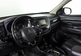 Подержанный автомобиль Mitsubishi Outlander 2016 года (8 фото)