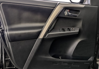 Подержанный автомобиль Toyota RAV4 2018 года (19 фото)