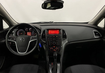 Подержанный автомобиль Opel Astra Sedan 2013 года (11 фото)