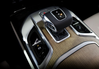 Подержанный автомобиль Hongqi E-HS9 2023 года (25 фото)