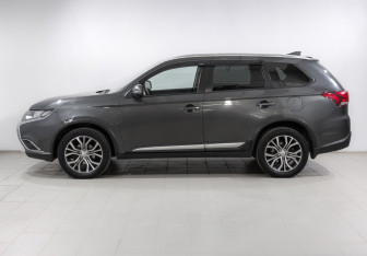 Подержанный автомобиль Mitsubishi Outlander 2018 года (8 фото)