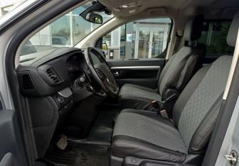 Подержанный автомобиль Peugeot Traveller 2019 года (19 фото)