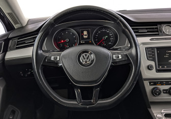 Подержанный автомобиль Volkswagen Passat Sedan 2017 года (22 фото)