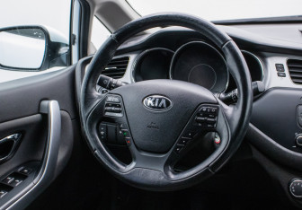 Подержанный автомобиль Kia Ceed Hatchback 2014 года (15 фото)