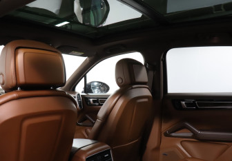 Подержанный автомобиль Porsche Cayenne 2021 года (19 фото)