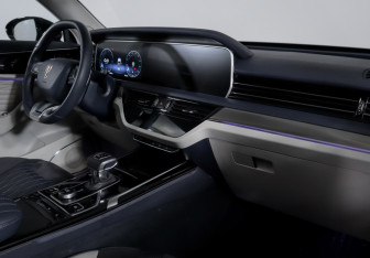 Подержанный автомобиль Hongqi HS5 2024 года (9 фото)