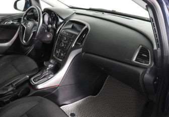 Подержанный автомобиль Opel Astra Wagon 2012 года (10 фото)