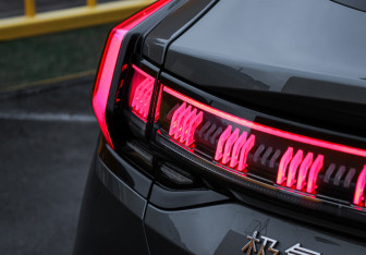 Подержанный автомобиль Zeekr 001 2023 года (12 фото)