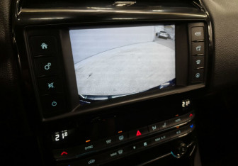 Подержанный автомобиль Jaguar XE 2018 года (17 фото)