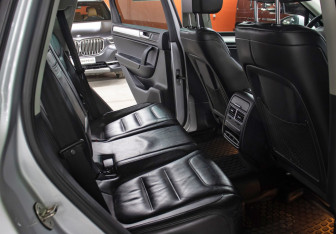 Подержанный автомобиль Volkswagen Touareg 2011 года (12 фото)