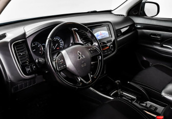 Подержанный автомобиль Mitsubishi Outlander 2020 года (6 фото)