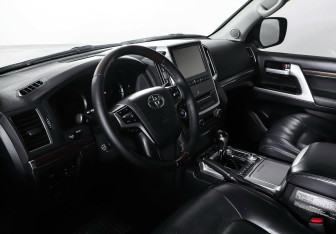 Подержанный автомобиль Toyota Land Cruiser Suv 2016 года (11 фото)