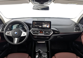 Подержанный автомобиль BMW X3 2024 года (14 фото)