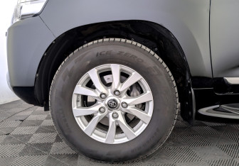 Подержанный автомобиль Toyota Land Cruiser Suv 2016 года (18 фото)