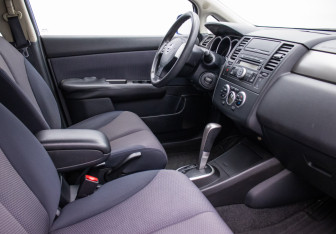 Подержанный автомобиль Nissan Tiida Hatchback 2008 года (10 фото)