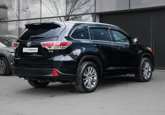 Подержанный автомобиль Toyota Highlander 2014 года (4 фото)