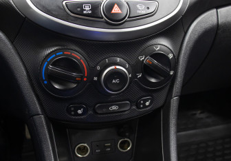 Подержанный автомобиль Hyundai Solaris Sedan 2015 года (18 фото)