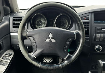 Подержанный автомобиль Mitsubishi Pajero 2012 года (12 фото)
