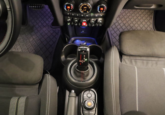 Подержанный автомобиль MINI Hatch 2021 года (15 фото)