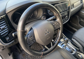Подержанный автомобиль Mitsubishi Outlander 2018 года (14 фото)