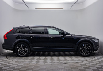 Подержанный автомобиль Volvo V90 Cross Country 2017 года (6 фото)