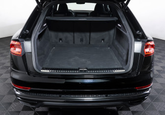 Подержанный автомобиль Audi Q8 2022 года (10 фото)