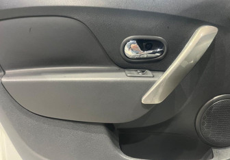 Подержанный автомобиль Renault Sandero 2015 года (10 фото)