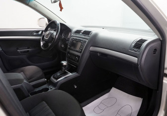 Подержанный автомобиль Skoda Octavia Liftback 2011 года (10 фото)