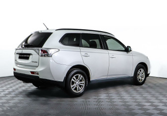 Подержанный автомобиль Mitsubishi Outlander 2013 года (5 фото)
