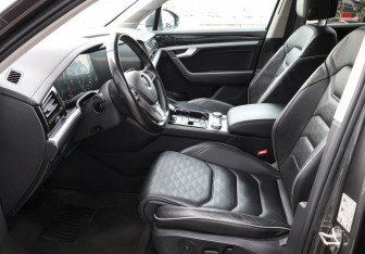 Подержанный автомобиль Volkswagen Touareg 2020 года (17 фото)