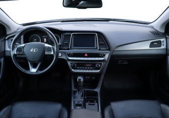 Подержанный автомобиль Hyundai Sonata 2017 года (14 фото)