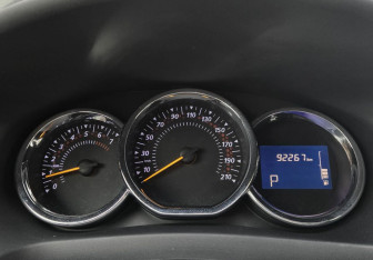 Подержанный автомобиль Renault Sandero 2017 года (12 фото)