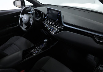 Подержанный автомобиль Toyota C-HR 2021 года (9 фото)